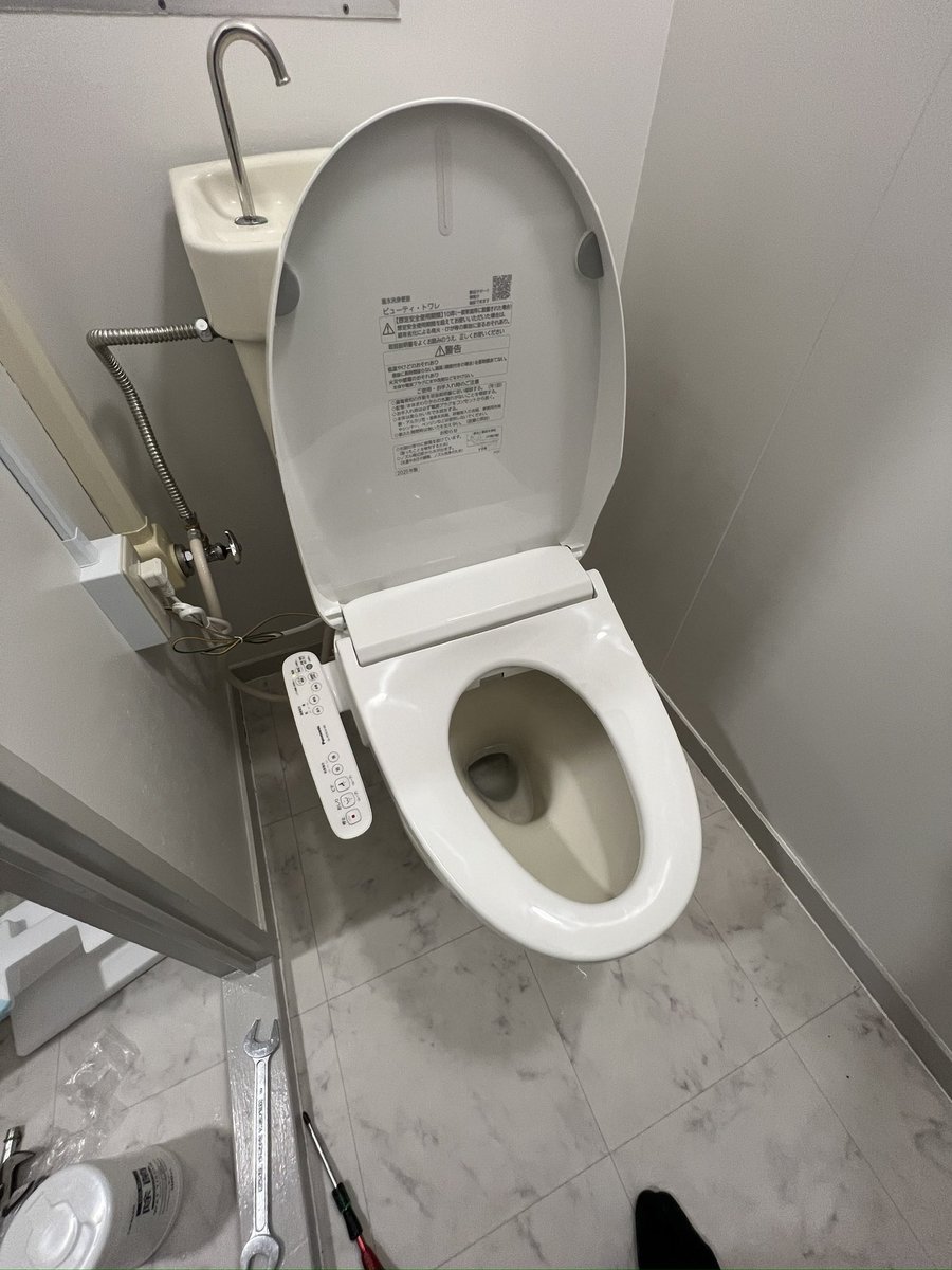 ウォレットと洗濯機が付いた！
東芝ドラム式乾燥機付き洗濯機
ヒートポンプ温水洗浄の出来るええやつ、
ウォシュレットは肛門や！早よあっためんかいわれ！でお馴染みパナソニックのビューティートワレ、
瞬間温水式で便座も瞬間式のやつ、
これだけは譲れない。