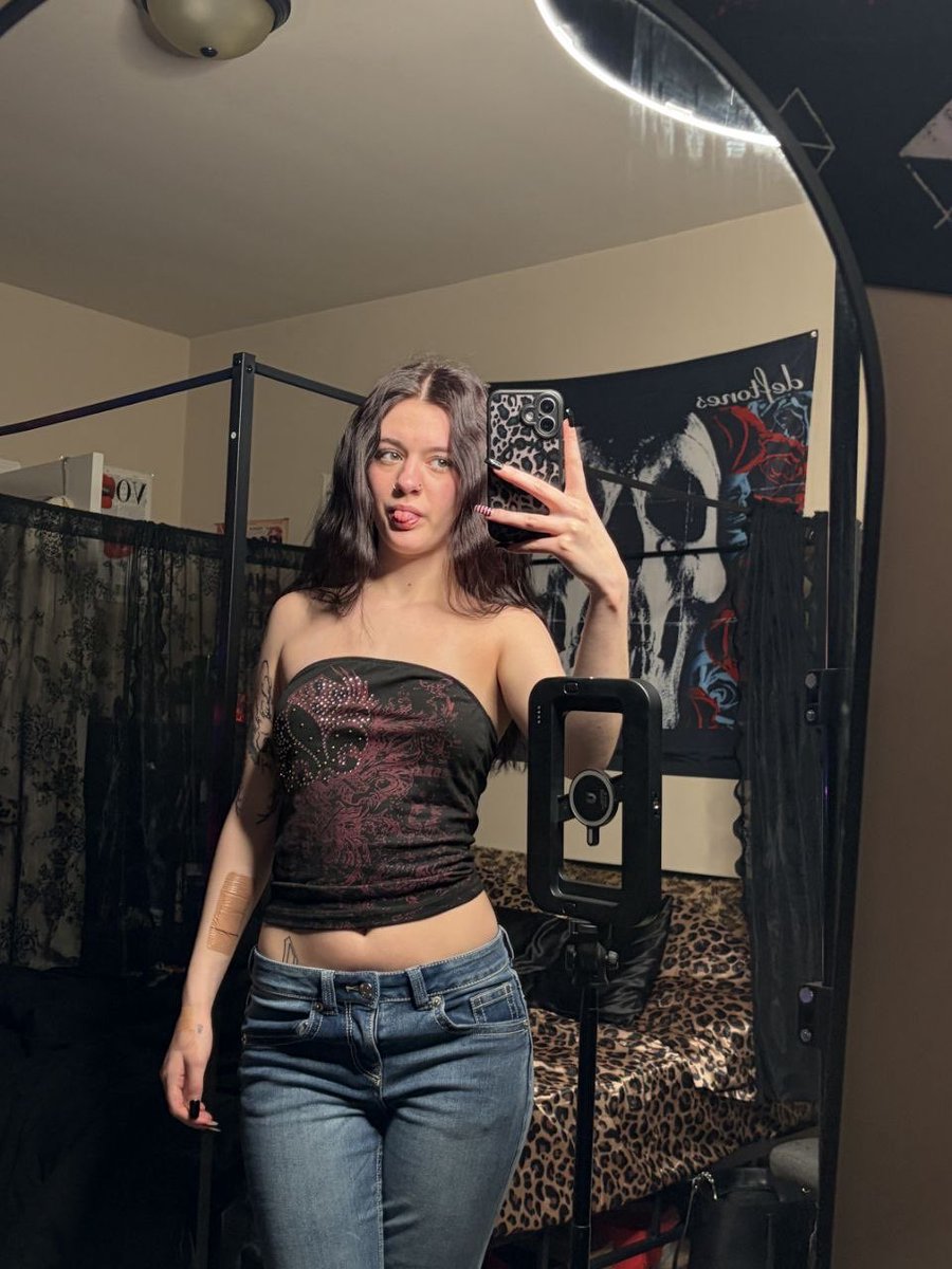LilyJade tweet media