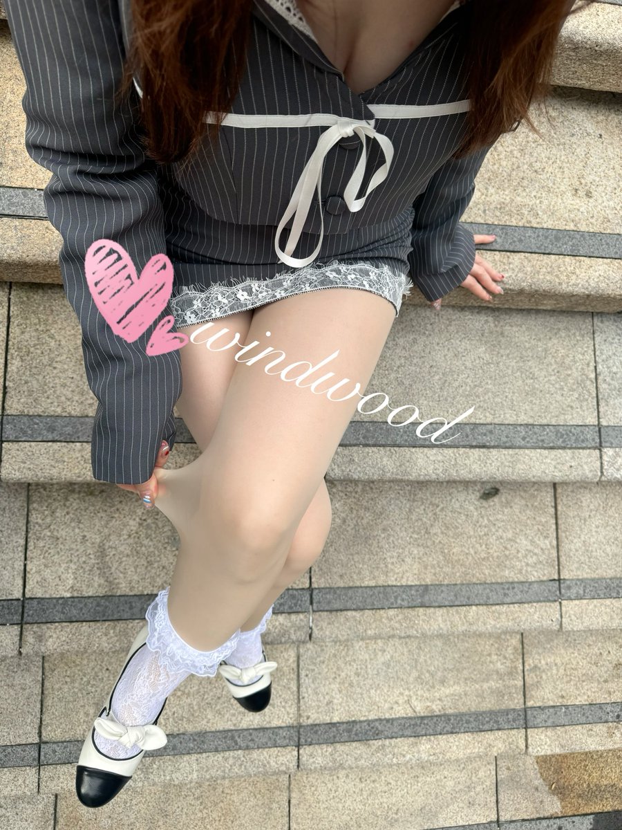 windwood0011's tweet photo. 让我看看是谁忍不住埋在脚底了？
🧦来自 @Sjrun_ 汲润漫画家

#汲润绝妙触感 #汲润丝袜 #汲润 #丝袜 #丝袜美女 #高跟鞋 #腿腿 #絲襪 #絲襪控 #絲襪黑絲 https://t.co/3at1wxlkT6