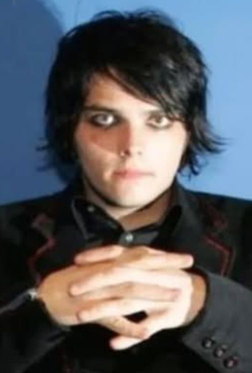 gerard hands daily 🖐🏼✨️ tweet media