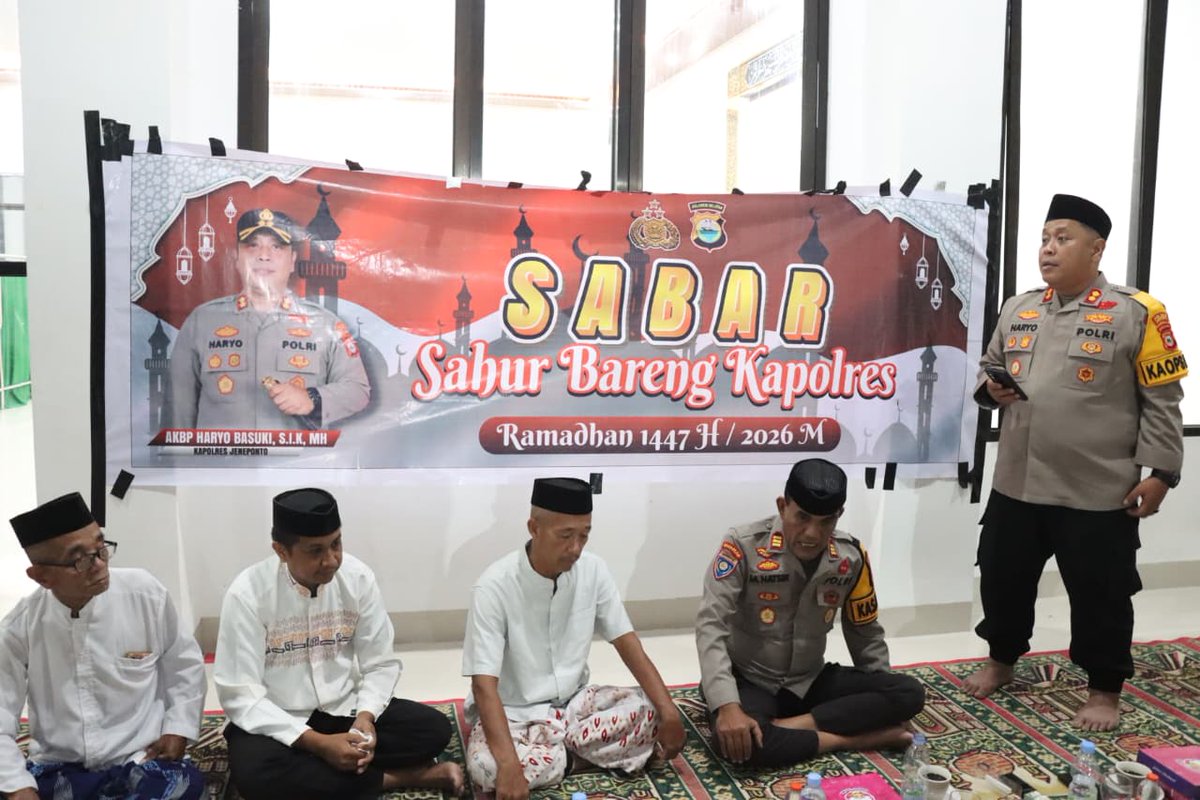 PJeneponto8586's tweet photo. Kapolres Jeneponto AKBP Haryo Basuki, S.I.K., S.H. melaksanakan sahur bersama masyarakat setempat dalam kegiatan bertajuk SABAR (Sahur Bareng Kapolres). bertempat di Masjid Nurul Yaqin, Dusun Tamanroya, Desa Tuju, Kecamatan Bangkala Barat, Kabupaten Jeneponto https://t.co/dJi7kLwW0z