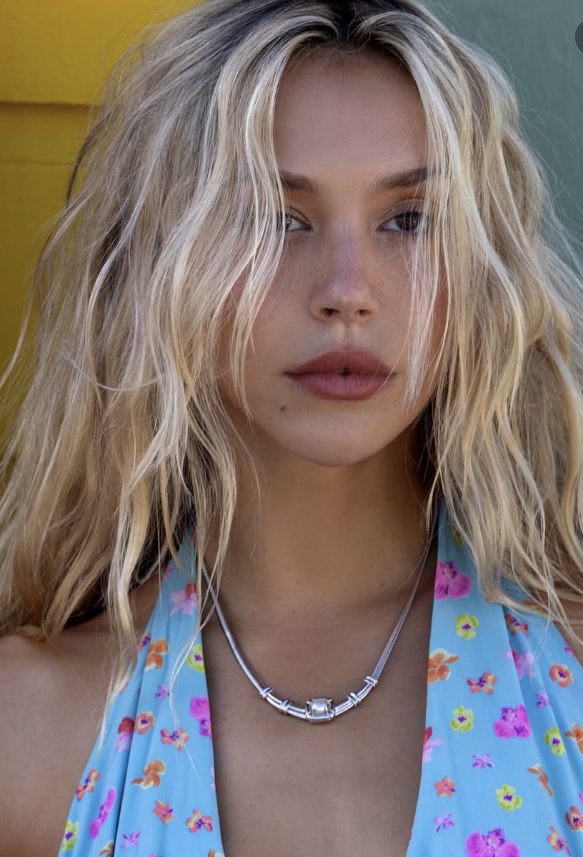 Alexis Ren Hudson tweet media