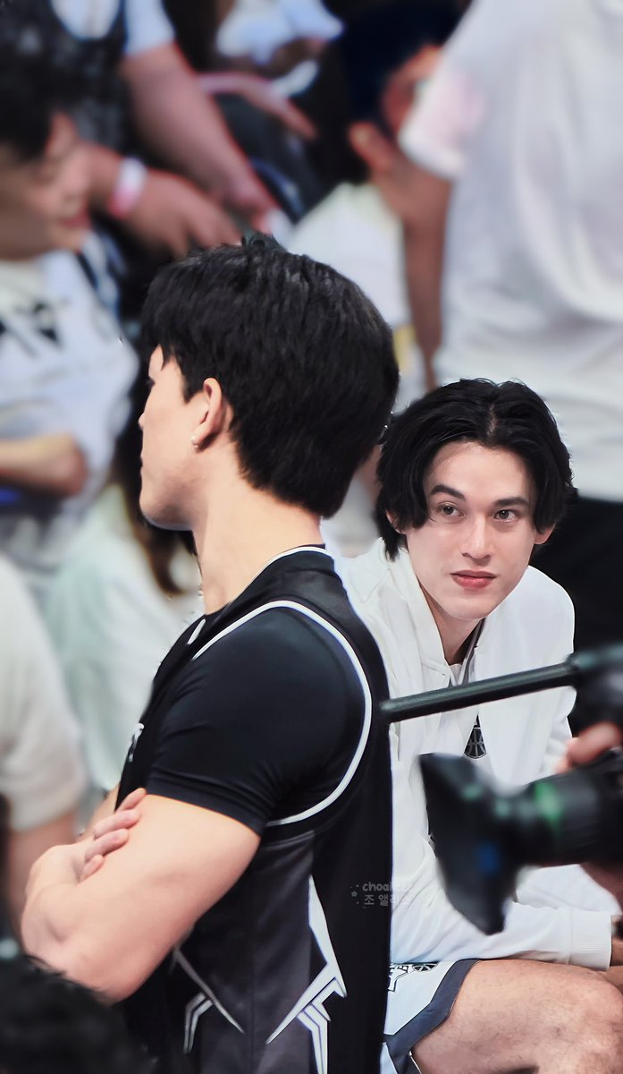 𝜗𝜚˚ july’s ᯓᰔ tweet media