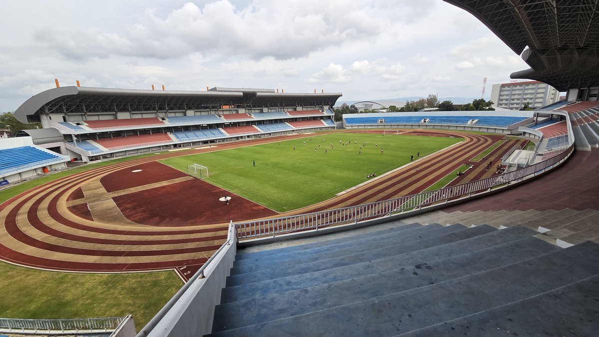 niek92jansen's tweet photo. Mandala Krida Stadion, Yogyakarta, Indonesië 📍🇮🇩

De iconische thuisbasis van PSIM Yogyakarta. Vanwege licentie-eisen, zoals geen verlichting, moet de club momenteel vaak uitwijken naar andere stadions.

Wel een mooi stadion 👌

#Yogyakarta #Indonesië #Indonesia #groundhopping https://t.co/ZHnbMmHmaA
