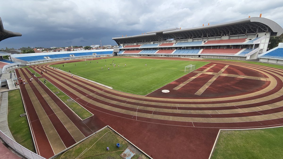 niek92jansen's tweet photo. Mandala Krida Stadion, Yogyakarta, Indonesië 📍🇮🇩

De iconische thuisbasis van PSIM Yogyakarta. Vanwege licentie-eisen, zoals geen verlichting, moet de club momenteel vaak uitwijken naar andere stadions.

Wel een mooi stadion 👌

#Yogyakarta #Indonesië #Indonesia #groundhopping https://t.co/ZHnbMmHmaA
