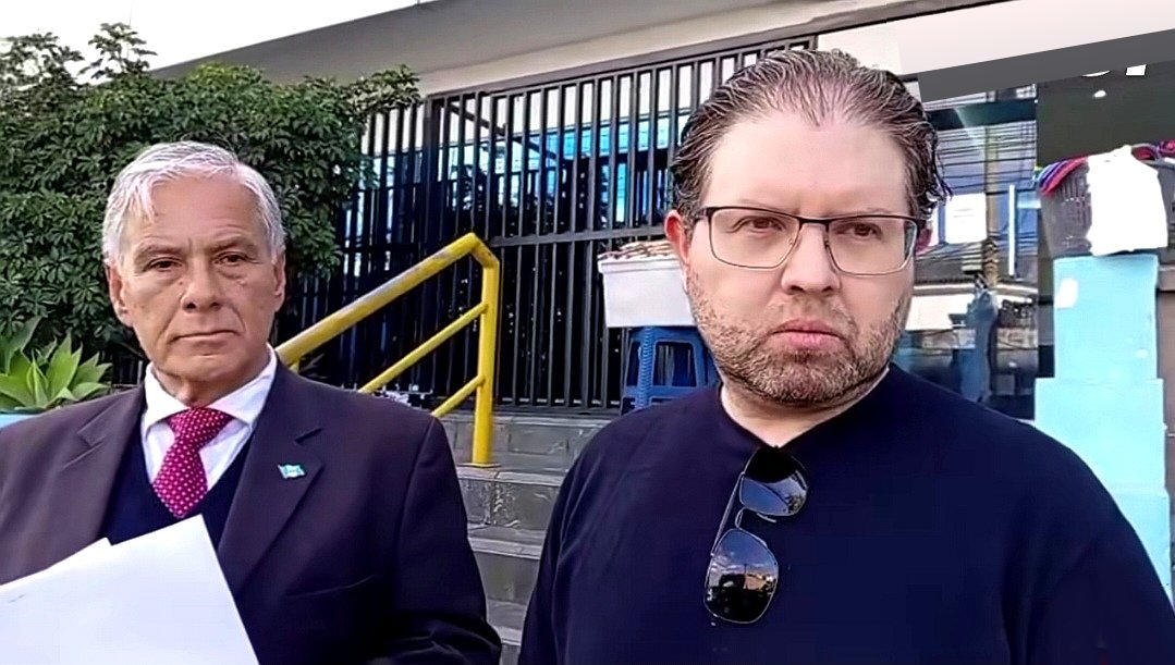 Tenía que ser el hueco enclosetado de <a href="/dsagastumev/">Diego Sagastume Vidaurre</a> y su tío que bajo cayó #EricSagastume desde que inició Arevalo solo llorando se la pasan entiendan ella fue electa democraticamente ustedes tercos fachitos de juguete