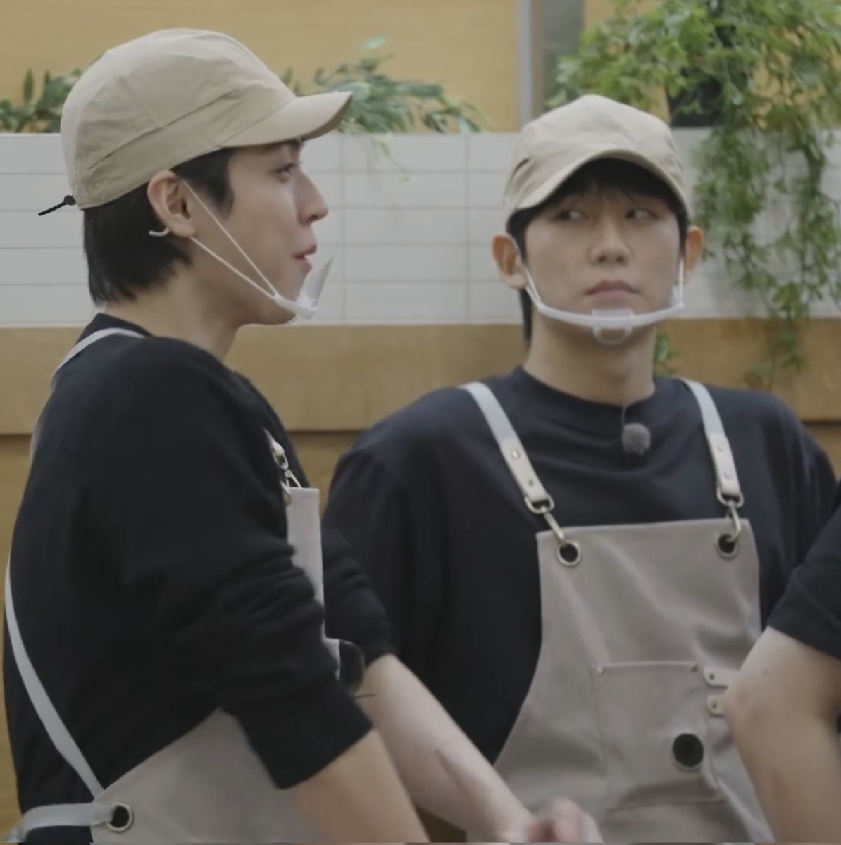 w_rosepov's tweet photo. Bombastic side eye 😂😂😂😂
Why is it so funny??!! 😭
#JungHaein #GoYounJung #ManittoClub #마니또클럽 #TheSecretFriendsClub https://t.co/xtWENzy0FB
