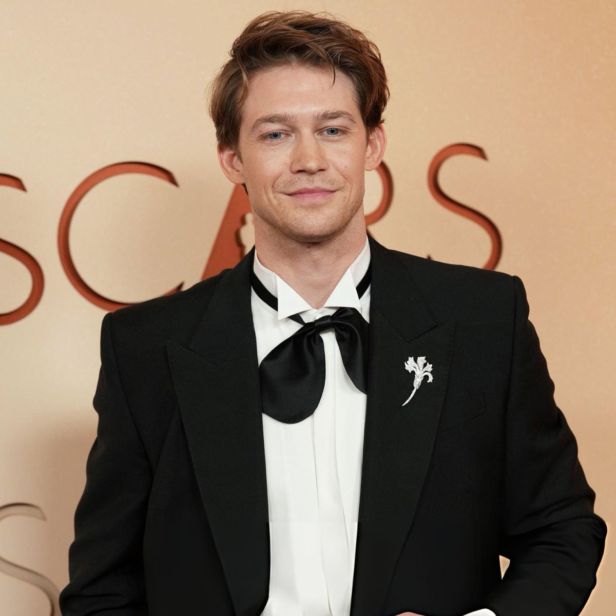 Joe Alwyn Styled 🌊🪶 tweet media