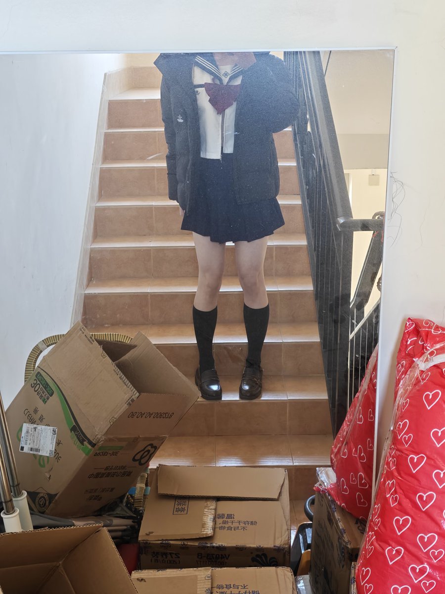 chen69991's tweet photo. 在楼道脱衣服 https://t.co/IGRpPDNDb5