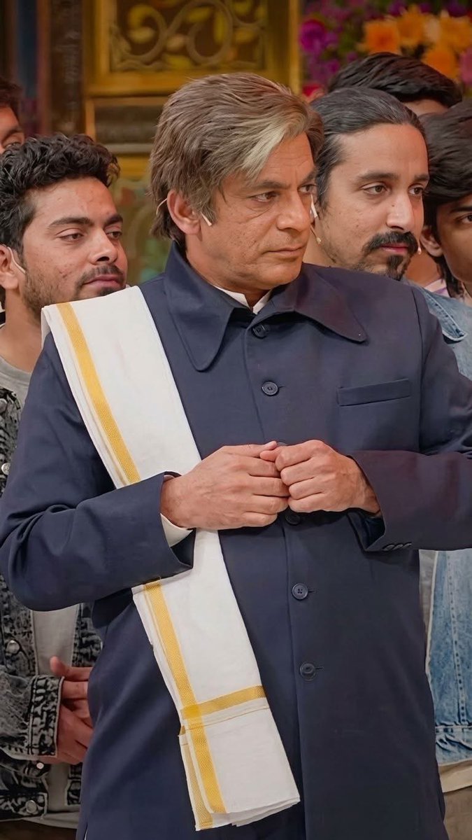 This mimicry performance by Sunil Grover imitating legendary writer and actor Kader Khan saab has to be the most iconic in history. He just brought him alive. Every tiniest details he matched with the real personality. Have seen many great artists pull off many mimicry which are