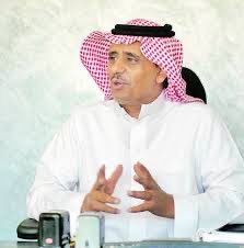A_saudk's tweet photo. المنارة الكنانية الباذخة في فيافي الفكر والتاريخ والبيان المؤرخ الأديب إبراهيم بن يحيى الكناني أبا عبدالرحمن سليل المجد والسيادة ووارث لغة الضاد
حينما تشرق شمس المعرفة من جبين الرجال وتستحيل الكلمات إلى قناديل تضيء عتمة الجهل يبرز اسم الأستاذ إبراهيم بن يحيى الكناني علماً شامخاً في آفاق الثقافة والبيان فهو ليس مجرد باحث أو مؤرخ بل هو سفر خالداً من الوقار والأصالة نشأ في كنف أسرة عريقة ضاربة في جذور العلم والفضل واستقى مَعين الحكمة من بيت عُرف بالسيادة والريادة فكيف لا يكون كذلك ووالده هو الذي نال شرف الخدمة في معية المؤسس الملك عبدالعزيز طيب الله ثراه ليكون أبا عبدالرحمن امتداداً طبيعياً لجيل العظماء الذين صاغوا بوفائهم وعلمهم ملامح هذا الوطن العظيم فهو يحمل في أعماقه إرثاً تاريخياً ومسؤولية معرفية جعلت منه مرجعاً يُشار إليه بالبنان في كل محفل وشاهداً على حقب من الأمجاد لا تطوى
لقد تجلى إبهار هذا الرجل في حضوره الطاغي داخل جمعيتنا العامرة ديار حيث تتقزم الكلمات أمام فصاحته المعهودة وخطابته التي تأخذ بمجامع القلوب فهو يملك ناصية اللغة ويطوع مفرداتها لتكون رسائل مؤثرة تنفذ إلى الوجدان بلا استئذان وهو الشغوف الذي تيمه عشق الآثار فبات يقتفي أثر التاريخ في بطون الكتب وبين ثنايا المعالم مستنداً إلى مكتبة عامرة تكتظ بأمهات الكتب والنوادر حيث يقضي خلوته مع المعرفة باحثاً ومنقباً مما جعل مؤلفاته وإنجازاته منارات فكرية استحق عليها الصعود إلى منصات التتويج بدارة استحقاق وجدارة ليكون بحق مفخرة لكل من عرفه ونبراساً يحتذي به جيل المثقفين الطامحين في كل زمان ومكان
وما يميز أبا عبدالرحمن ويجعله قريباً من الأرواح هو ذلك المزيج المدهش بين الهيبة والمؤانسة فهو صاحب فكاهة راقية وسرعة بديهة تخطف الألباب تجعل من مجلسه روضة من رياض الأنس بذكاء حاد وقدرة فذة على استحضار الطرفة في موضعها دون تكلف وتجده دائماً محاطاً بأفراد قريته الذين يرون فيه كبيراً بقلبه قبل علمه فيمنحهم من وقته وفكره الكثير بوفاء نادر وتواضع جم يجمع القلوب حوله بلين جانبه ونقاء سريرته فاجتمع الناس على حبه وتقديره ورأوا فيه النموذج الأمثل للمثقف الذي لم تزده الشهرة إلا انحناء كالسنابل الممتلئة فهو القامة التي تفرض هيبتها بالصمت قبل الكلام وبالفعل قبل القول محققاً معادلة صعبة بين شموخ المؤرخ وبساطة الإنسان ليظل أبا عبدالرحمن أيقونة وطنية تسمو بالقيم وقامة فكرية تزهو بها المحافل ومنارة لا تنطفئ في سماء الأدب والإعلام