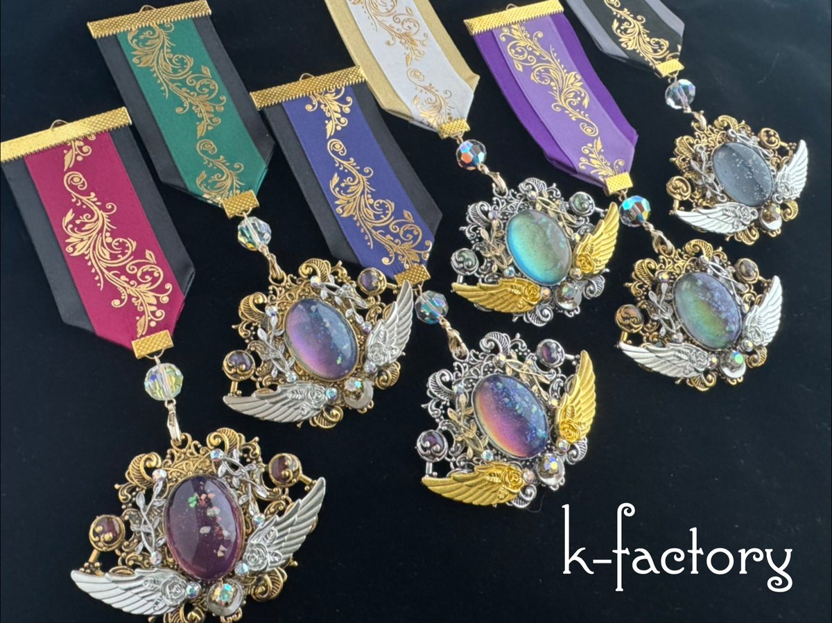 kfactory7's tweet image. 「魔法が使えそう」
そう思ってもらえるアクセサリーを作っています。
魔法石をあしらった
🪄リボンブローチ
🪄勲章風ブローチ
🪄香水瓶
🪄髪飾り
好きだと思ったらそっといいねしてもらえたら嬉しいです✨

#魔法 #ファンタジーアクセサリー
 #知名度を上げたいので拡散してください