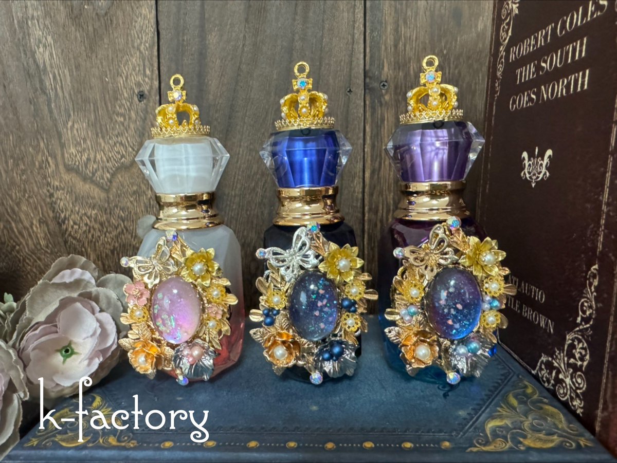 kfactory7's tweet image. 「魔法が使えそう」
そう思ってもらえるアクセサリーを作っています。
魔法石をあしらった
🪄リボンブローチ
🪄勲章風ブローチ
🪄香水瓶
🪄髪飾り
好きだと思ったらそっといいねしてもらえたら嬉しいです✨

#魔法 #ファンタジーアクセサリー
 #知名度を上げたいので拡散してください