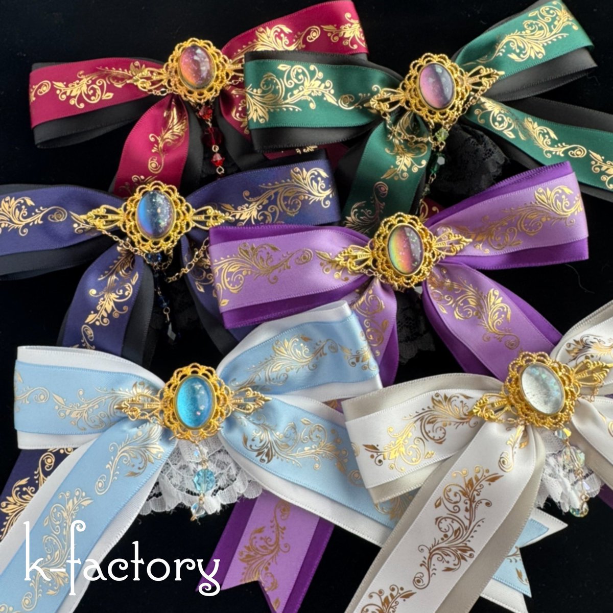 kfactory7's tweet image. 「魔法が使えそう」
そう思ってもらえるアクセサリーを作っています。
魔法石をあしらった
🪄リボンブローチ
🪄勲章風ブローチ
🪄香水瓶
🪄髪飾り
好きだと思ったらそっといいねしてもらえたら嬉しいです✨

#魔法 #ファンタジーアクセサリー
 #知名度を上げたいので拡散してください