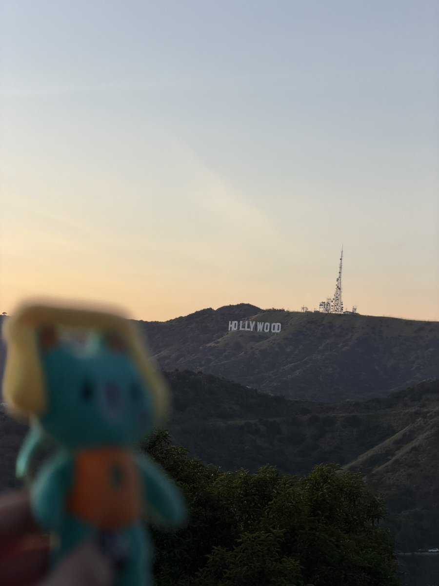 moonkettle_'s tweet photo. pond said he wanted to see the Hollywood sign but they had no time. So I brought permpoon to see it instead!! 

PONDPHUWIN FANDAY IN LA
#PPWExLA https://t.co/f1lj522YZr