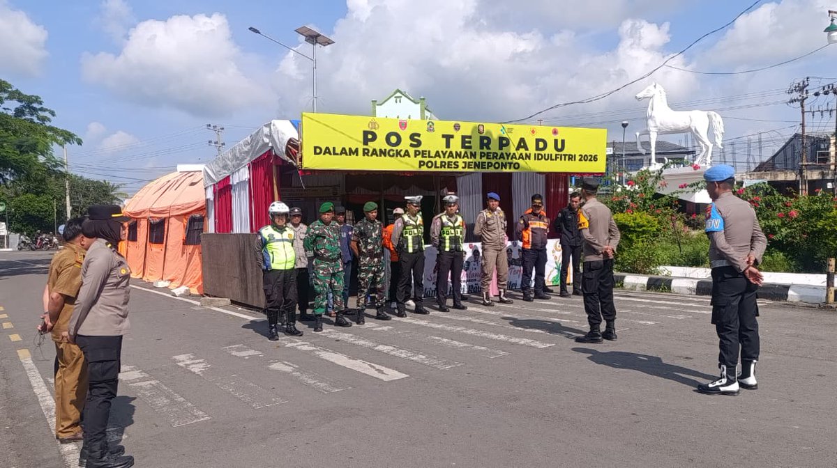 PJeneponto8586's tweet photo. Kaposko Ops Ketupat 2026 Iptu Wawan S,Sos melaksanakan pengecekan  personel Pos Terpadu Ops Ketupat 2026. https://t.co/NavGPY7JTH