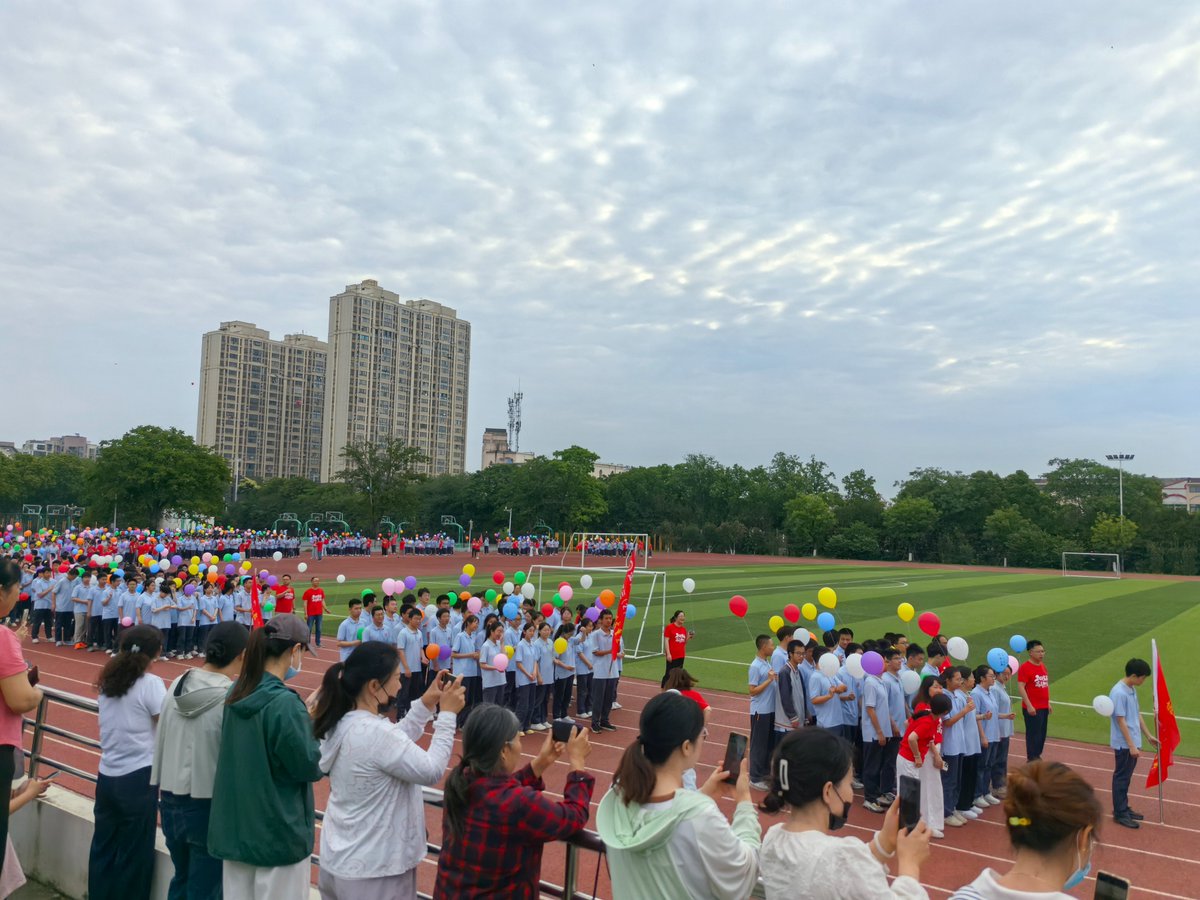 Liz Auu Scubcrs tweet media