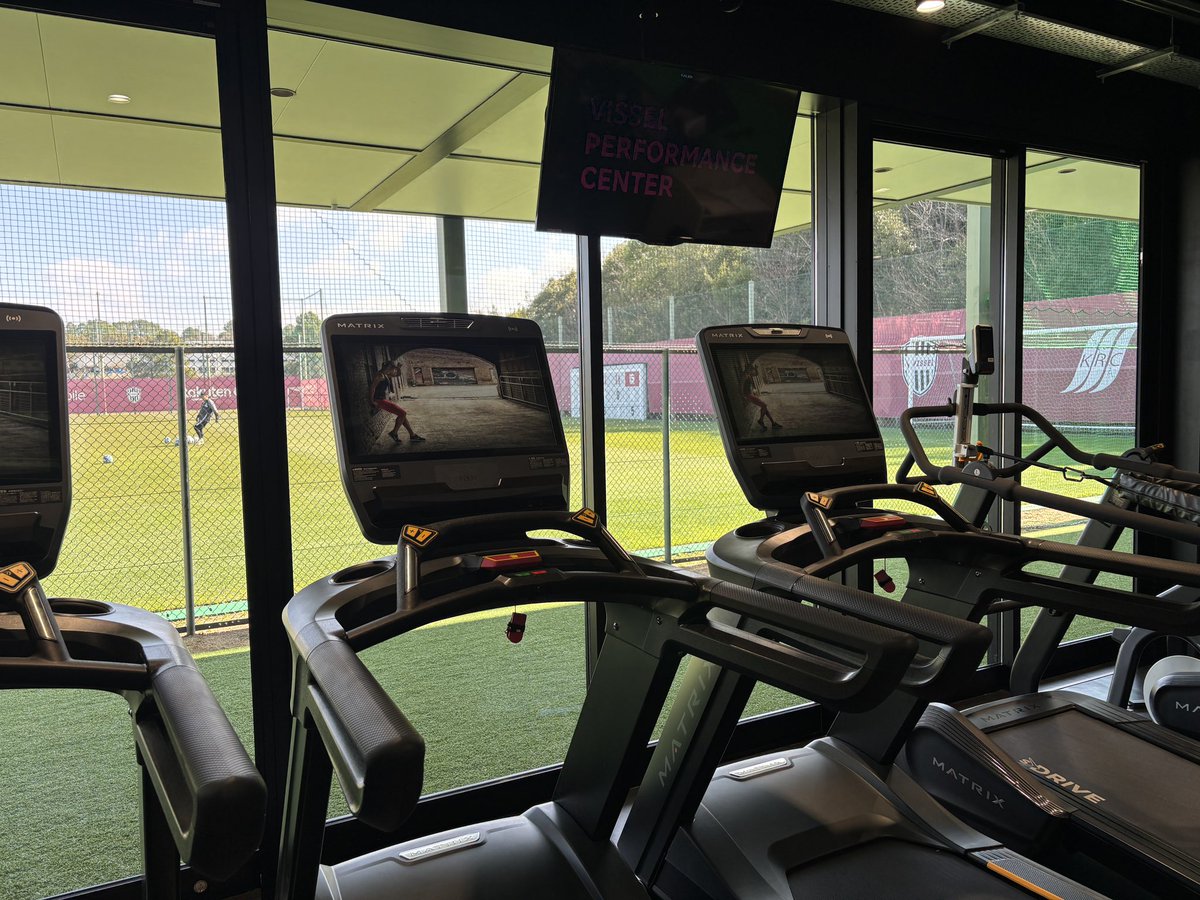 sanspo_wsftbl's tweet photo. ヴィッセル神戸の新トレーニング施設「Vissel Performance Center」の竣工式に行ってきました。提携先のアストン・ヴィラの施設を参考にした造りでMATRIXの最先端トレーニング機材を導入。J全体でも屈指の広さ、ピッチが見える構造、アップやダウンできる人工芝、会議室も完備。何本か記事を出します。 https://t.co/YGtUpYDE1P
