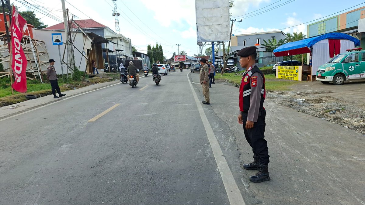 PJeneponto8586's tweet photo. Personel gabungan Ops Ketupat 2026 Pos Pam Bangkala melaksanakan Apel pengecekan serta melaksanakan pengaturan yang dipimpin oleh Wakapolsek Bangkala   Ipda M.YAMIN, S.H., M.M. selaku Ka posko https://t.co/bp0A8SeOOZ