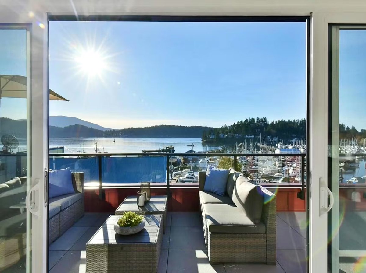 DaveHaboosheh's tweet photo. Newly completed in 2024, this 1750sqft ocean view townhome offers refined West Coast living, located in the heart of town.

Bonus, a rare secure two-car garage with over height ceilings offers excellent storage and functionality. 

Just steps from shops, beaches, and the marina. https://t.co/ZWGBToCwv6