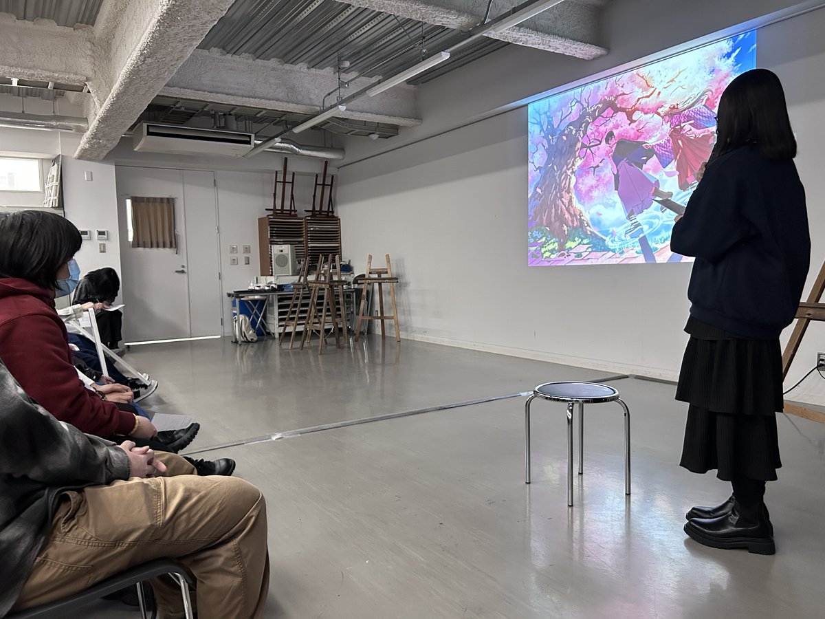 今年の１年進級制作を振り返りってみましょう。こちらはオリジナルイラスト課題の合同プレゼン。１年全員がお互い描いている作品を見ることができる機会です。昨年同様デジタルで描いている学生のほうがやや多い印象ですが、アナログ勢も頑張っていました。