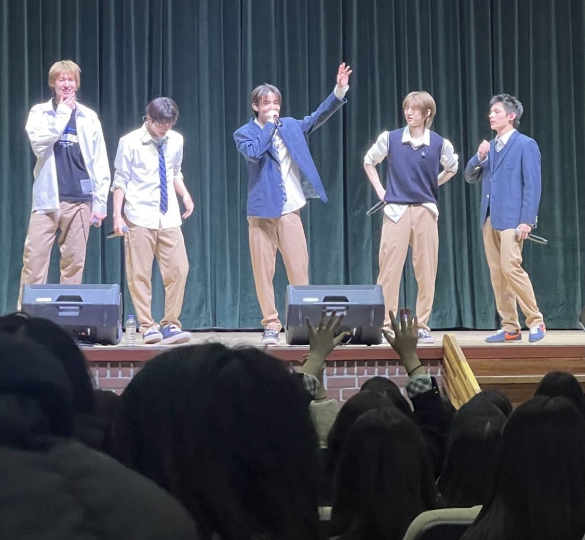 คอมพลีทแหละ เห็นเด็กๆใส่ ชุดนักเรียน school uniforms แต่คงคอนเซป สไตล์ใครสไตล์มัน 😭😂
#CORTIS 
#코르티스