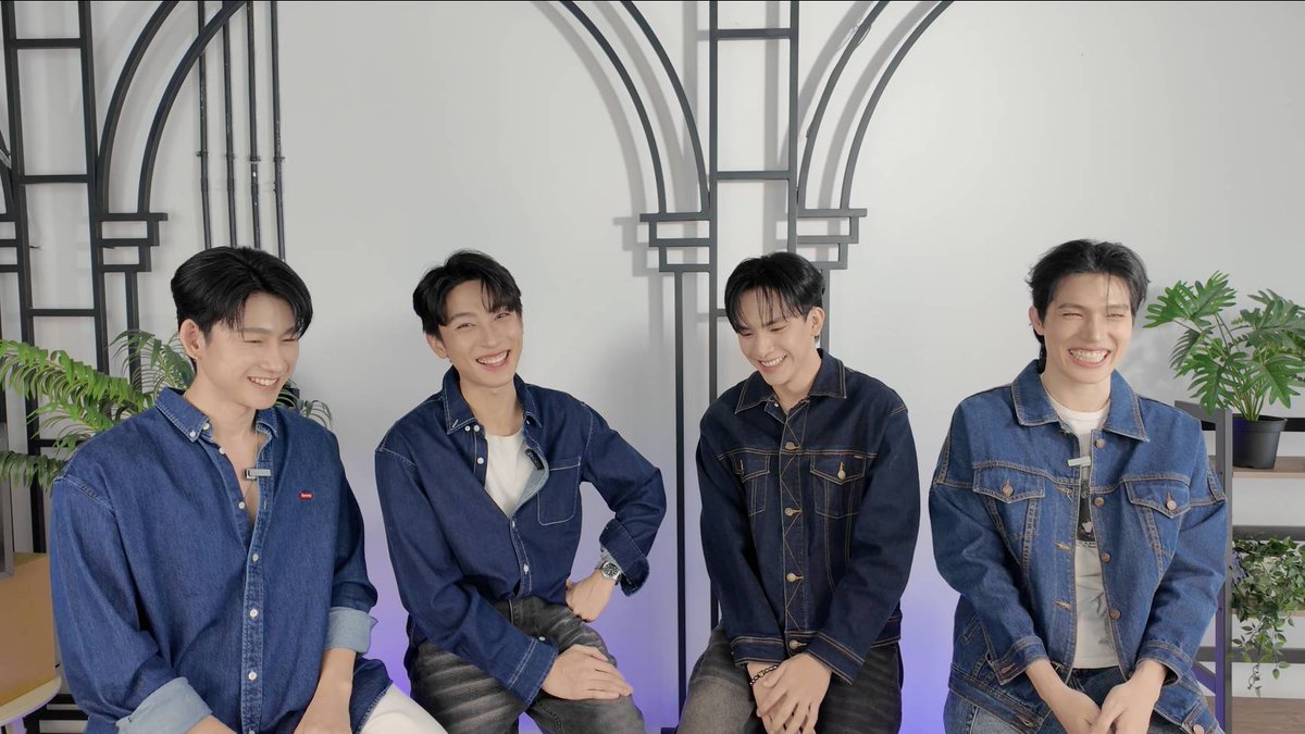 _24News_'s tweet photo. THE APOLLO PROJECT FINAL EP บทสรุปและการเริ่มต้น
#TheApolloProject
#MeMindY
และแล้วก็เดินทางมาถึงบทสรุปการเปลี่ยนแปลงตัวเองของทั้ง 4 หนุ่ม “วอร์ม - พิว - แบงก์จิ - มาส” ซึ่งหลังจากนี้ทั้งหมดจะเริ่มก้าวเดินต่อด้วยการพัฒนาศักยภาพของตัวเองให้รอบด้าน ไม่ว่าจะเป็นการเรียนรู้ ด้านการแสดง การร้องเพลง การเอนเตอร์เทนต์ รวมถึงด้านอื่นๆ เพื่อก้าวเข้าสู่การเป็นเมล็ดพันธุ์ใหม่ของวงการบันเทิงไทยส่งต่อความสุขให้กับทุกคนภายใต้สังกัด Me Mind Y ถือได้ว่าการเปลี่ยนแปลงครั้งนี้จึงเป็นเพียงการเริ่มต้นเท่านั้น แต่ไม่ว่าการเดินทางต่อจากนี้จะต้องเจออุปสรรคมากมายแค่ไหน เชื่อว่าพวกเขาจะจับมือและพากันพัฒนาไปให้ได้ไกลขึ้นอย่างแน่นอน ซึ่งทั้ง 4 หนุ่มได้เผยความรู้สึกของตัวเองถึงการเดินทางครั้งนี้รวมถึงก้าวต่อไปของพวกเขา ใน FINAL นี้อีกด้วย ห้ามพลาด !!!
สามารถติดตามเรื่องราวและทุกโมเมนต์ของ The Apollo Project ครบทุกตอนได้ทาง YouTube : MeMindY Official