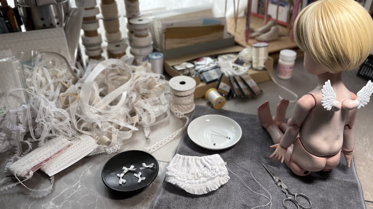 すごく久しぶりの洋モノ(笑)。昨日、教室で羽根部分を追加できたので、今日から本格的に服づくりにかからないと。まずは手始めに、試作３枚目でようやくいい感じになったおパンツにシルクリボンを縫いとめてます。可愛さブリブリにしてあげよ、っと(笑)