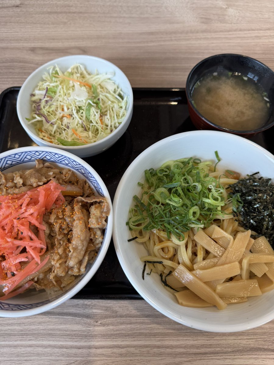 mabuu's tweet photo. 病院🏥からの吉野家ランチ。
今日は事前に決めてきた！牛丼・油そばセット＋サラダセットで優勝🏆
確かに満腹満足になった☺️
てか、、4週間前の病院時にやらかした足首の捻挫🥲しばらくは冷シップ＋テーピング生活しながらゆっくり歩行してましたが、今はほぼ治りました😇
ケガとか慣れていないと捻挫でも不安になってしまいました🙃
#吉野家 #牛丼油そばセット #サラダセット
#にこるん吉野家ありがとうお疲れさま