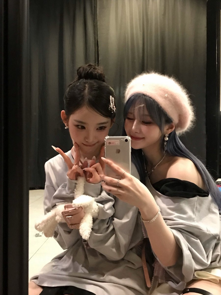 [📷] Atualização via cosmo room com a Jiyeon.

#tripleS #트리플에스 #Mayu #마유
