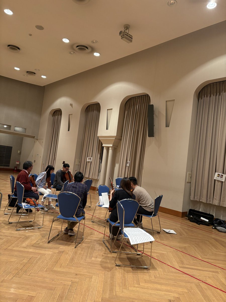 ncokoho's tweet photo. 昨日は古石場にて合奏でした！
ハーピストも加わり、曲の雰囲気やイメージをより強く感じながら弾くことができました🎻
本番前の練習は次回がラストということで、気持ちばかりが焦ります🤭

写真は、プレコンサートの練習風景です。3/28当日をお楽しみに✨✨ https://t.co/3KYWWEEwTi