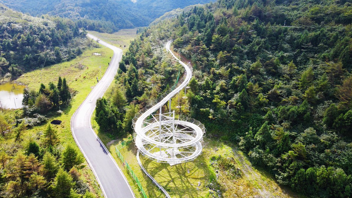 discoverfengdu's tweet photo. 3,000 meters of pure thrill . The Rail trolley zips through forests and meadows, wind in your face, adrenaline in your veins. Fast, free, and wildly fun. This is what freedom feels like. 🚡💨
#Fengdu #NantianLake #Chongqing #ChinaTravel #SummerEscape #MountainViews #HiddenGem https://t.co/UCRYZEIKED