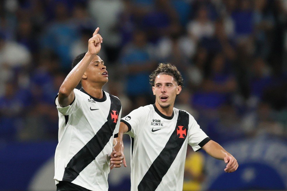 🎙 | Renato saiu em defesa de Cauan Barros na coletiva.

— Conversei com o Barros, analisei o lance. Eu vi o lance da expulsão contra o Flamengo também. Hoje ele fez dois gols, nos ajudou bastante. 

É um garoto, comete erros que são normais. Mas se for analisar o lance, ele foi