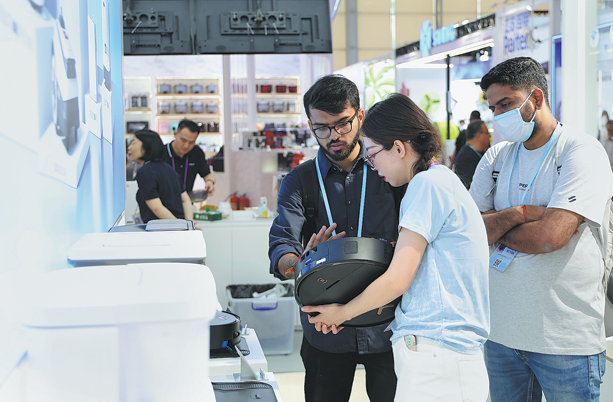 ChinaDaily's tweet image. Chinese #robot vacuum makers are actively expanding their footprint in #Asia, with #SoutheastAsia the new growth frontier due to its rapidly evolving market landscape. bit.ly/40u7FLN