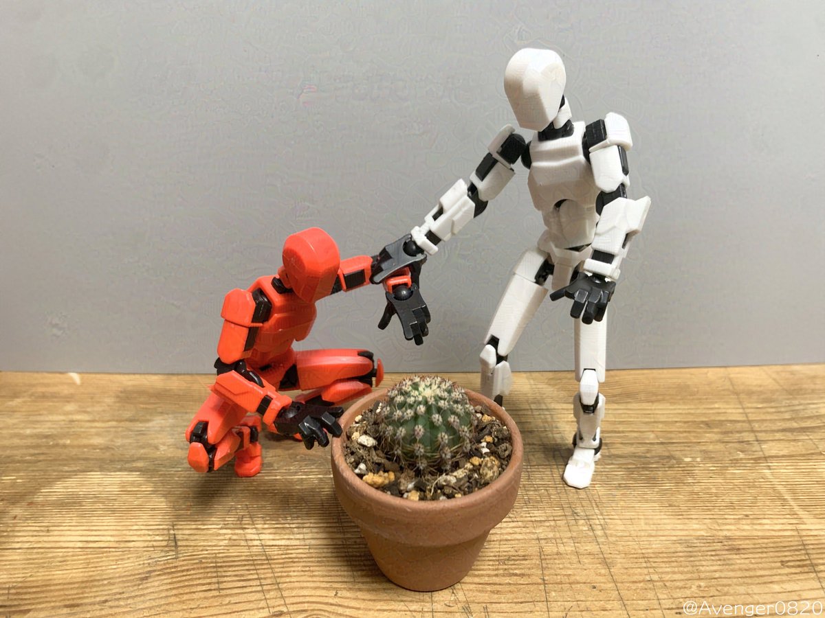 Avenger_pic's tweet photo. 前に話題になってた(？)100均のアクションフィギュア買ってみた

所詮は100均なので成形は甘い気もするけど
接着剤無しでちゃんと組み上がるしポーズもかなり自由度あってポテンシャルは100円以上の価値はありそう

デッサン人形としても使えそう https://t.co/U8diVtCCdX