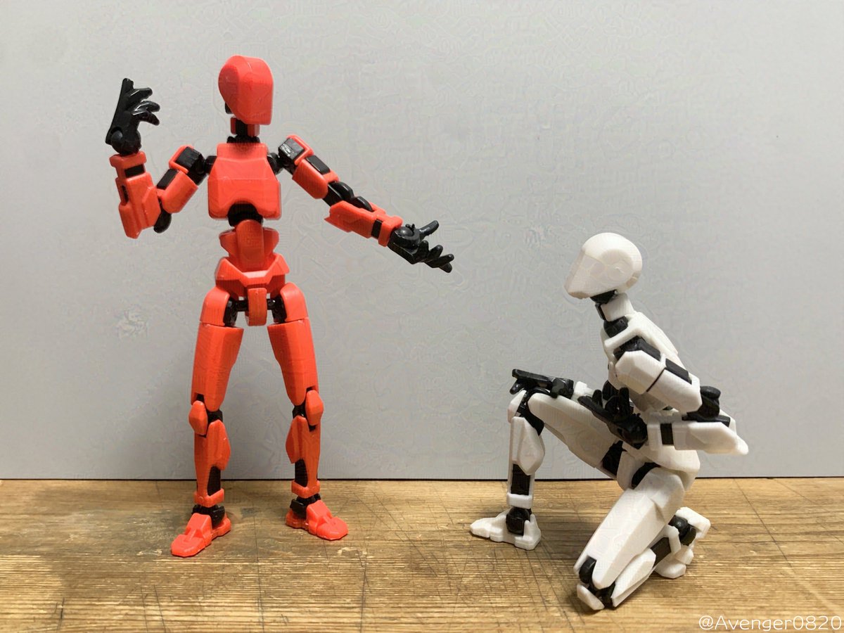 Avenger_pic's tweet photo. 前に話題になってた(？)100均のアクションフィギュア買ってみた

所詮は100均なので成形は甘い気もするけど
接着剤無しでちゃんと組み上がるしポーズもかなり自由度あってポテンシャルは100円以上の価値はありそう

デッサン人形としても使えそう https://t.co/U8diVtCCdX
