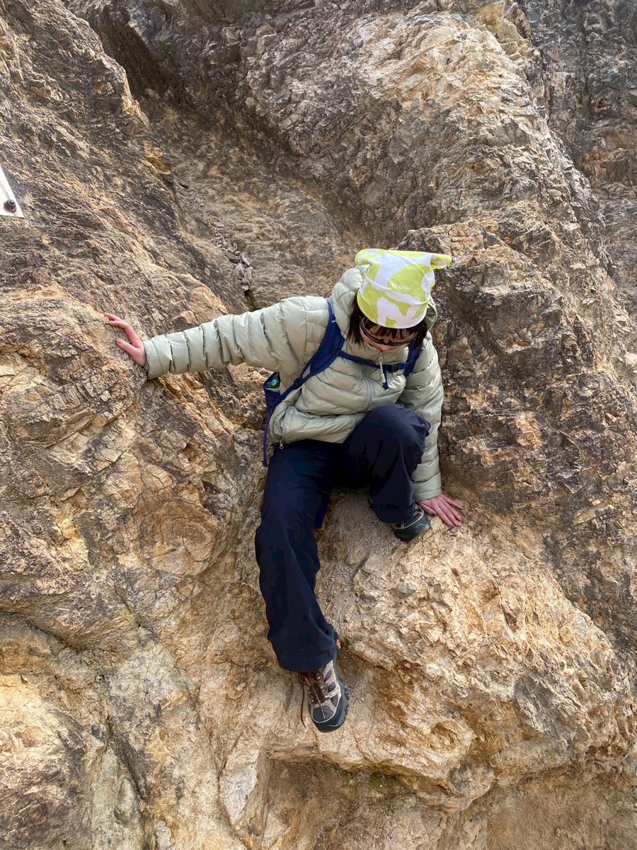 ymmtlloz's tweet photo. ロープウェイ乗り遅れてて徒歩で下山した時、流石に挫けそうやった https://t.co/9geTHhrEkA