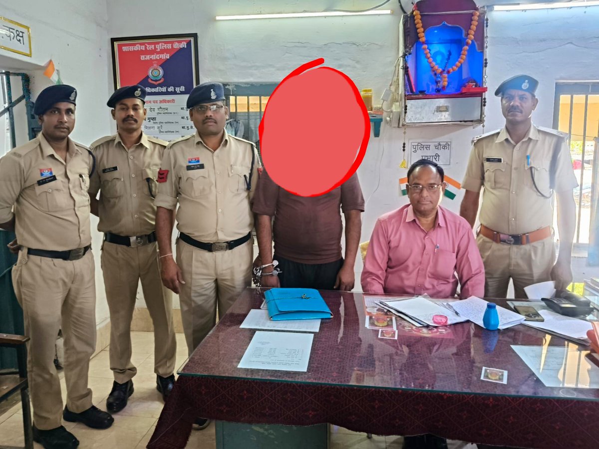 NgpRpf's tweet photo. @RPF_INDIA @DCARYA1967 @rpfsecrhq @rpfpcg
Operation_Yatri_Suraksha
#रेसुब पोस्ट RJN द्वारा CCTV फुटेज को चेक करने पर एक 01 संदिग्ध व्यक्ति को वेटिंग हॉल से एक मोबाईल और 02 टैब एवं हैण्ड बैग ले जाते हुए देखा जिसे अग्रिम कार्यवाही हेतु GRP/RJN को सुपुर्द करने पर मामला पंजीबद्ध किया https://t.co/sJqDqn74DK