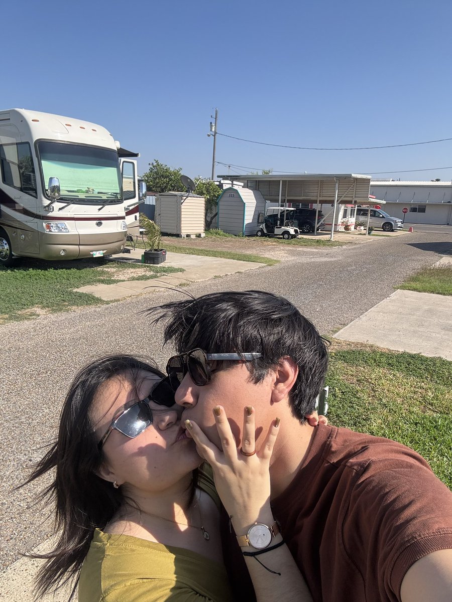 Fairy_stormm's tweet photo. Nuestro primer beso en el extranjero!! 💖 uwu :3 https://t.co/sYcPkliTt0