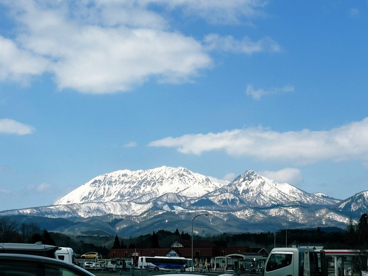 TTKBrown's tweet photo. 大山はまだ雪まみれ https://t.co/FN8dLJXCxz