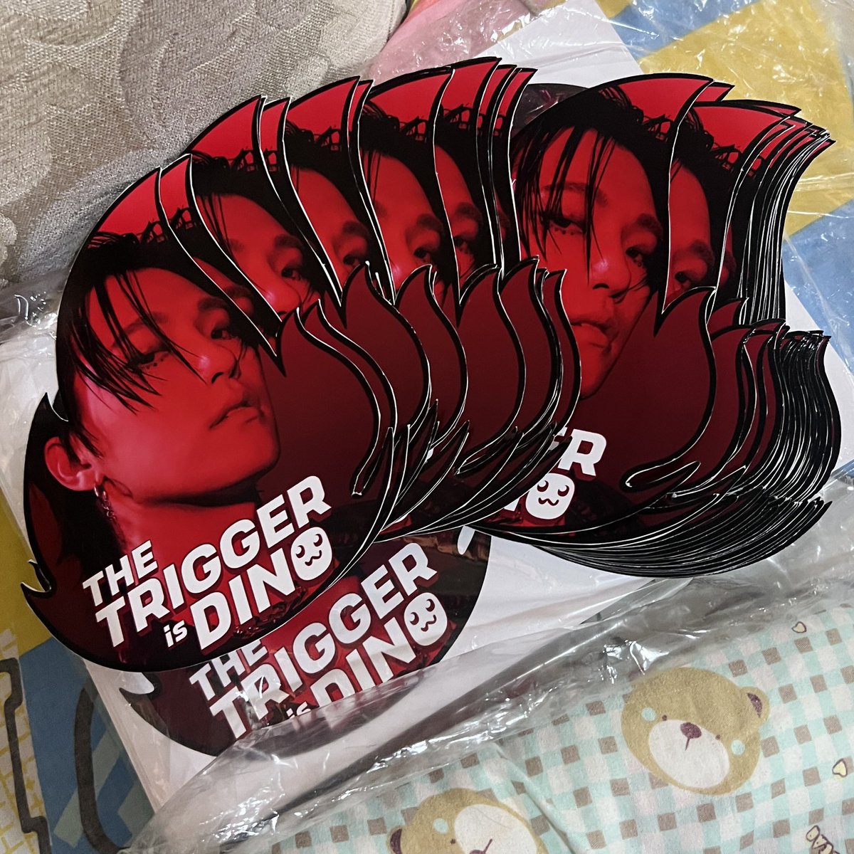 🔴FIRE HAND BANNERS UPDATE: 

The printing and cutting of the fire hand banners are currently ongoing, with the help of our dedicated CARAT and DINONARA volunteers! 🔥

You may also print your own copy of the hand banner and bring it to the concert. Help us make this project a