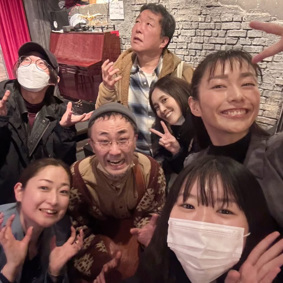 佐河ゆいさんと荒川朋恵さんが出演している、呑兵衛エンタメユニット 二盃目『河岸を変える』千穐楽を観させていただいた。マルチエンディングなんて､大変そうだけど観ている方は楽しかった。ゆいちゃんの書いたエンディングも観たかった。ひとりで行ったのに行けば信濃町にいる気分で楽しい夜でした
