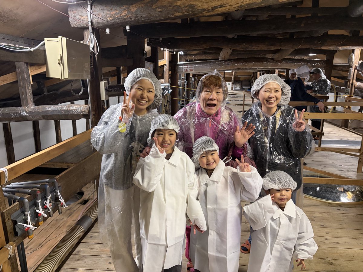 8848pee's tweet photo. 余談ですが　恒例　酒蔵祭り(２０２６)が　人口５千発酵の里(神崎町)で３万人のお酒好きが集まるというイベントにゲスト出演した何と元禄２年１６８９創業３３７年歴史「仁勇・不動」大塚完会長自ら酒蔵を案内して頂く・沢山の子供連れの家族と遭遇・まさか❗️子供達はお酒を
飲まないんでしょう　⁉️ https://t.co/ArzWBizjh7