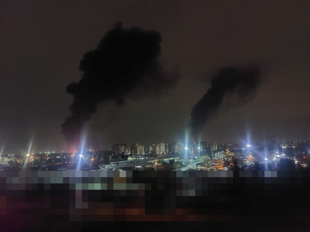 Vahid's tweet photo. تصاویر دریافتی با شرح: 'حدود ساعت ۳ توی فرودگاه مهرآباد و پشت اکباتان چند محل مرتبط با سوخت رو زدند و بعد هم بالای ترمینال غرب در خیابان رحمانی نرسیده به حجازی و یک جایی در نزدیکی میدان آزادی، ابتدای جناح رو زدند.'
بامداد دوشنبه ۲۵ اسفند
#Iran #Tehran https://t.co/ADt0uJHoSW
