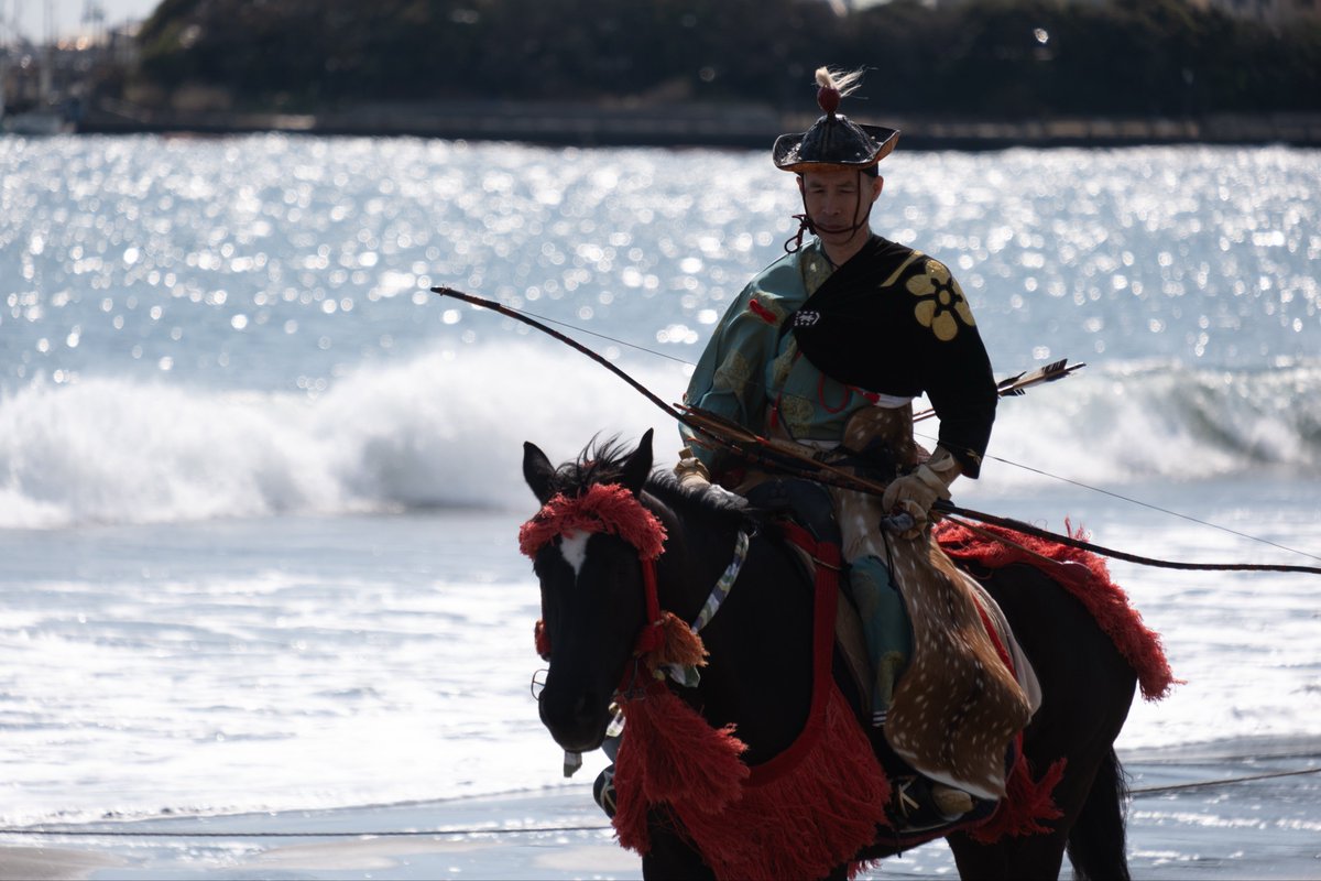 片瀬海岸で江ノ島をバックにして行われた流鏑馬🐎　砂浜を使った流鏑馬は珍しい様で今回は潮が満ちてきたため途中で中止となりました。