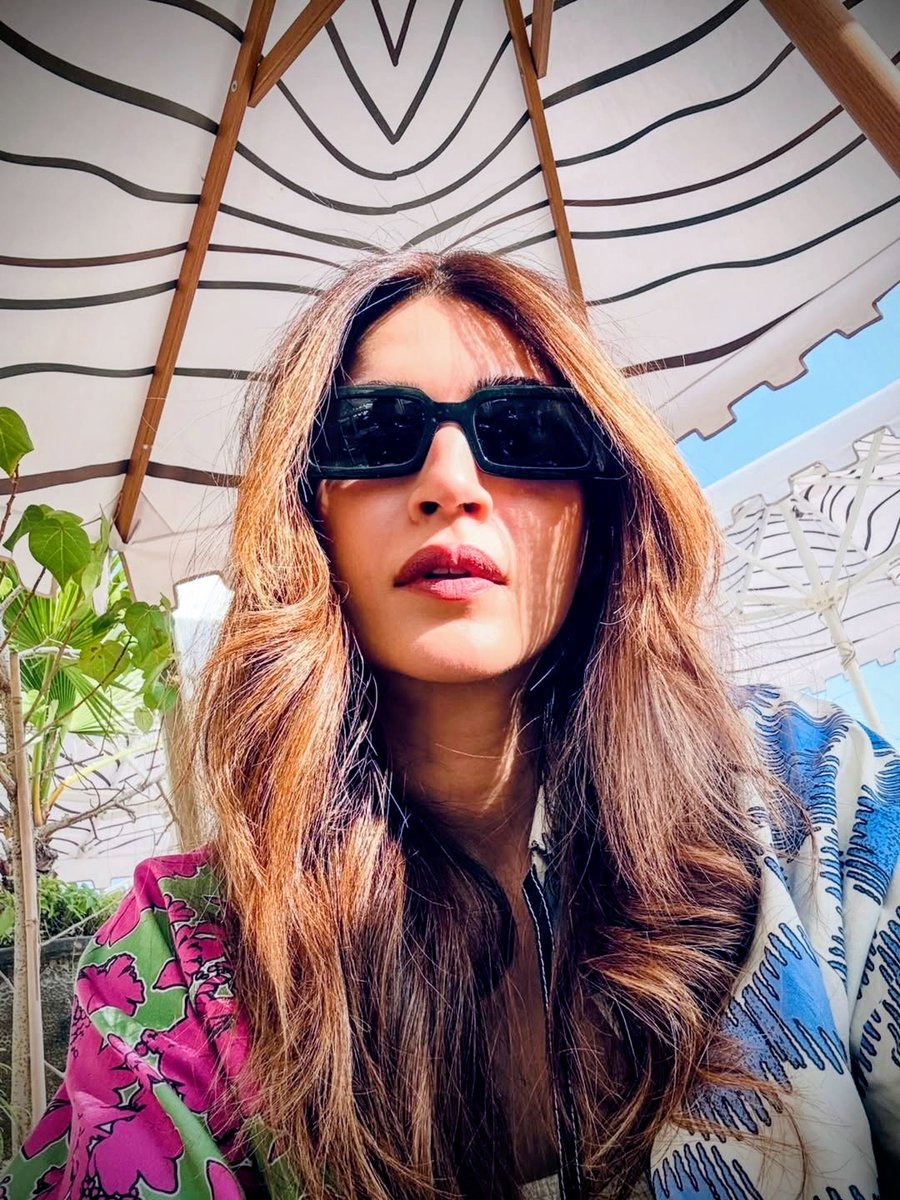 लग्जरी गाड़ियों को छोड़ कृति सनोन ने मुंबई की सड़कों पर बाइक की सवारी क्यों की?

शूट के बाद ट्रैफिक से बचने का उनका यह तरीका फैंस को खूब भा रहा है, पर क्या इसके पीछे सिर्फ ट्रैफिक का बहाना है?

इस सवारी के पीछे की असली वजह जानकर आप हैरान रह जाएंगे!....See more..