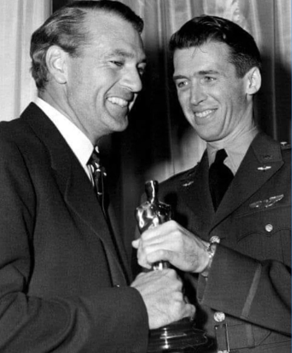 Nothing quite like the 1942 Academy Awards when a soon to be World War II legend gave an Oscar to the man playing the part of a World War I legend. 😎