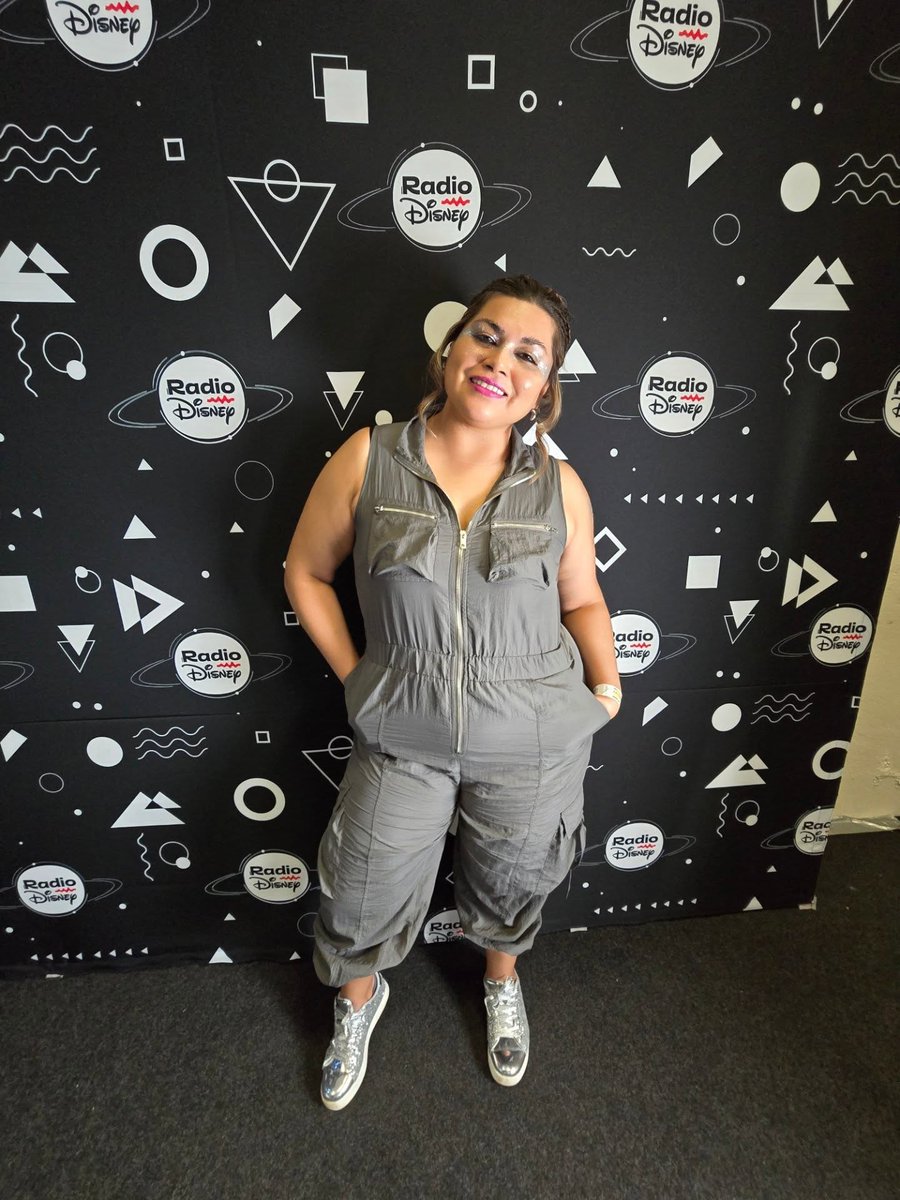 RadioDisneyMX's tweet photo. ¡El #BackstageRD del @vivelatino sigue dando de qué hablar! 📷

#Monobloc, @beta_mx y @santasabinaof son solo algunos de los artistas que nos acompañaron el día de hoy 📷📷

#RadioDisneyMéxico #VLenRD #VL26 @ocesa_total https://t.co/6AWpMmTR8D