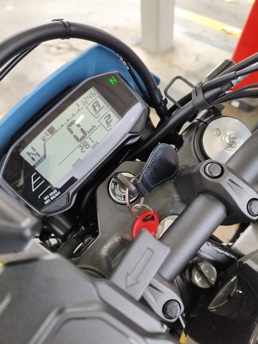 NiheiGohan's tweet photo. 燃費記録その5

走行距離　161.0km
燃費表示　28.1km/L
給油量　6.88L
実燃費　23.4km/L（小数点第2位四捨五入）
#DRZ4SM

何度給油の記録を取っても表示と実燃費に大体15%前後の誤差が出る
とは言っても誤差と呼ぶには差が大きいので、より実燃費に近い数値が表示されるようなリコール来ないかしら？ https://t.co/emdXz7E4g7