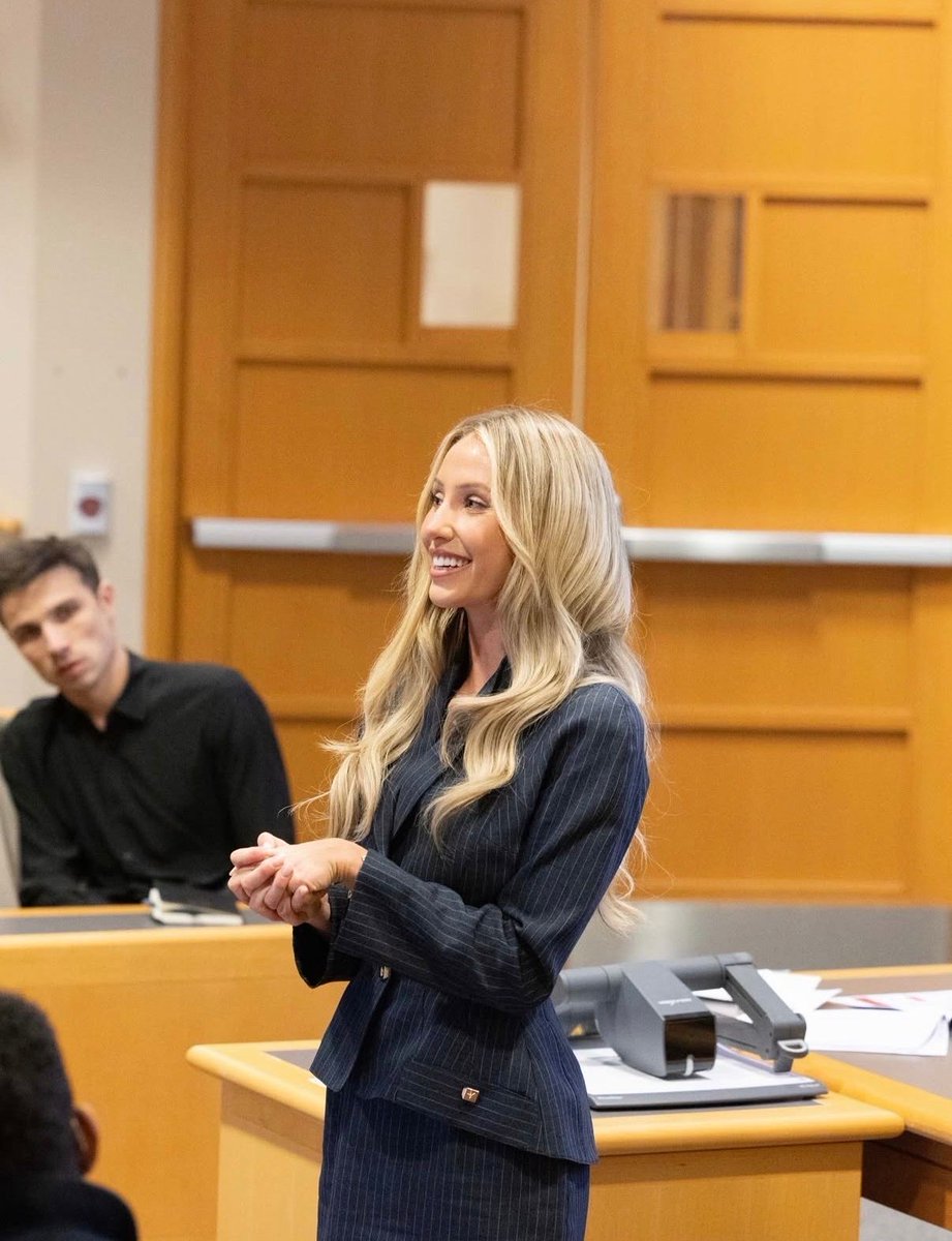 glittermagazine's tweet image. Alix Earle posts her favorite moments of her return to Harvard Business School. 👩‍💼📚💙

#AlixEarle #Harvard